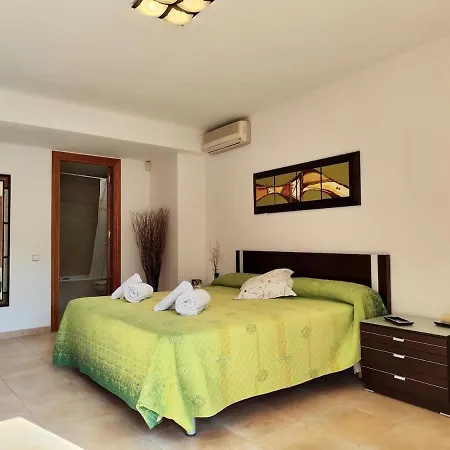 Apartment Large Floor With Communal Pool *