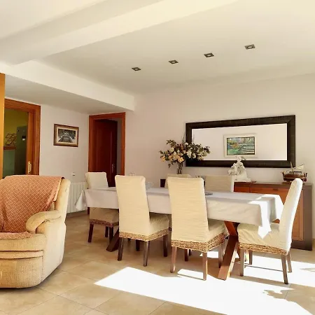 Apartment Large Floor With Communal Pool *